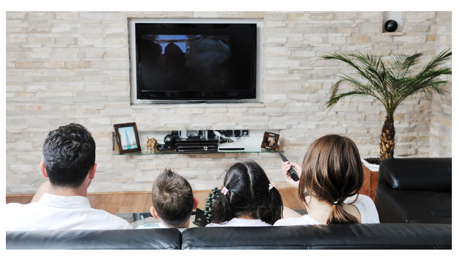 família mirant la TV