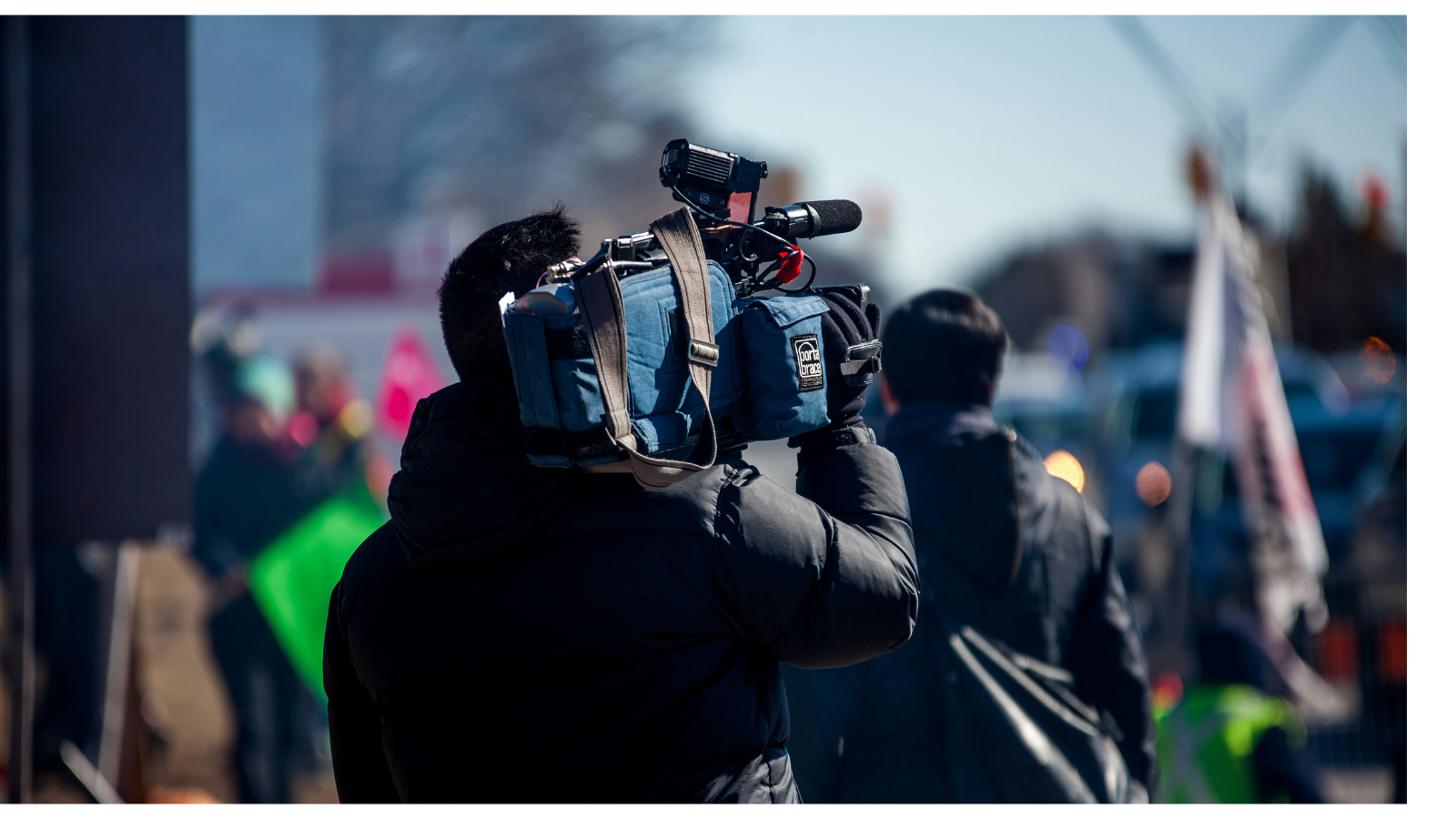 foto periodista amb càmera al muscle Foto de Jovaughn Stephens en Unsplash