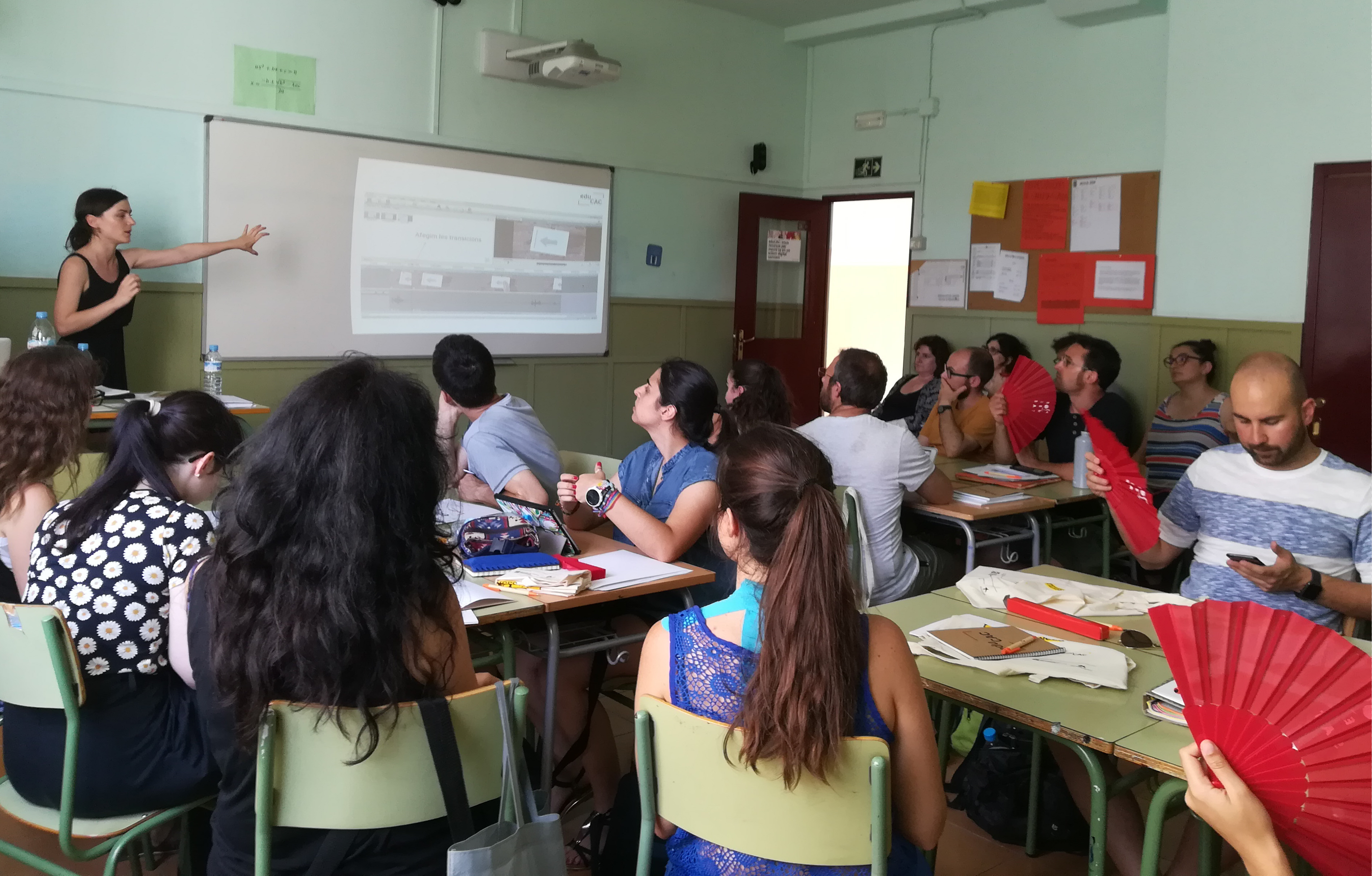 Una professora mostrant un power-point a l'aula. 