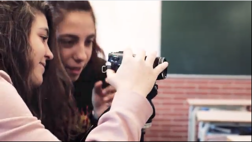 Noies utilitzant càmera