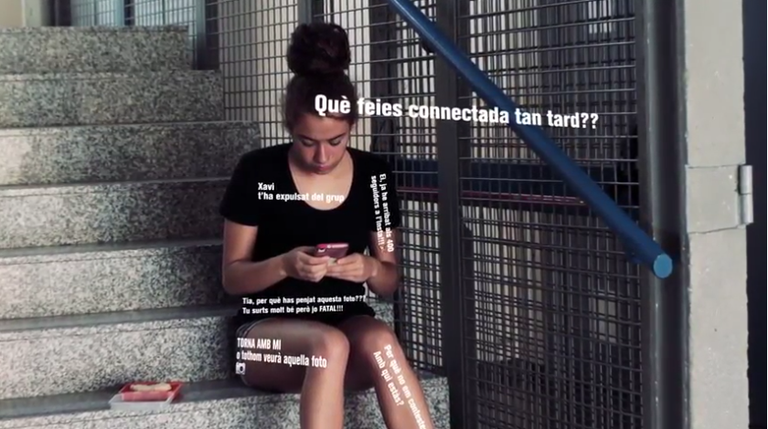 Noia etiquetada itinerari