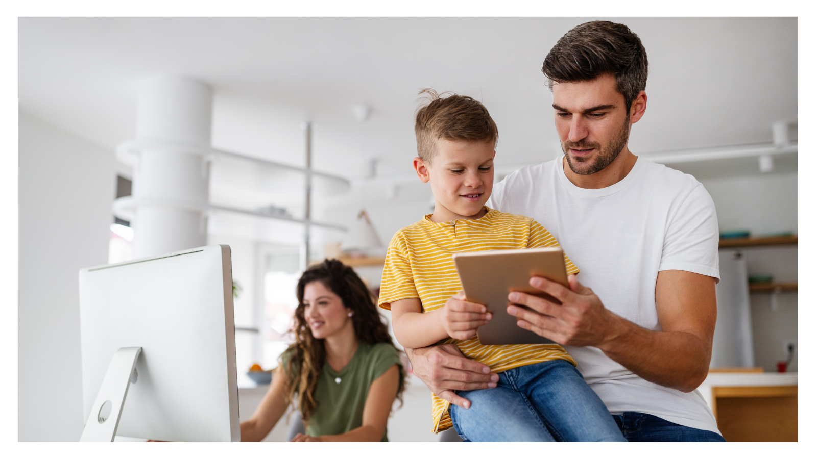familia utilitzant tecnologia