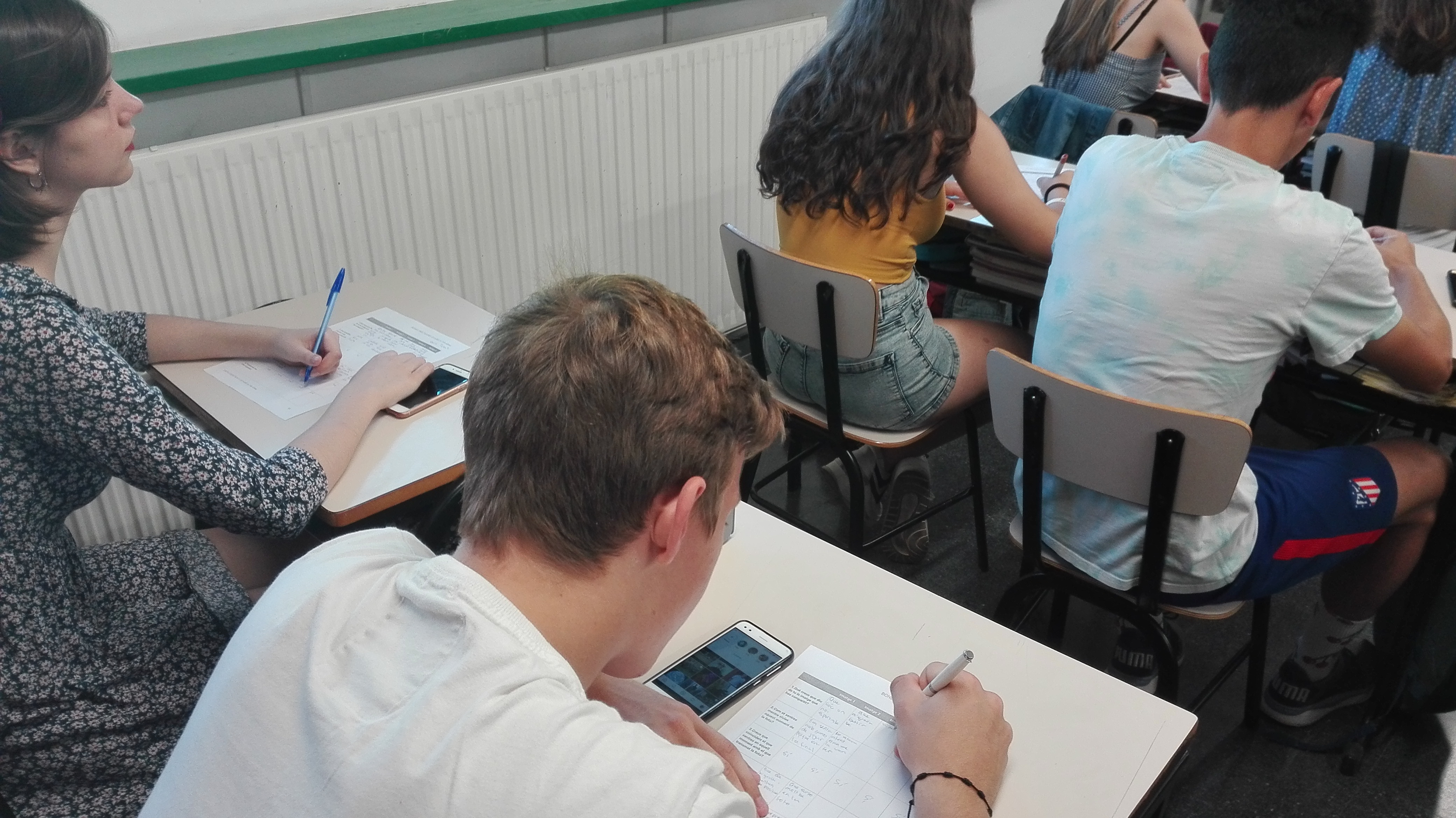 alumnat de 4t d'ESO fent un exercici a l'aula.