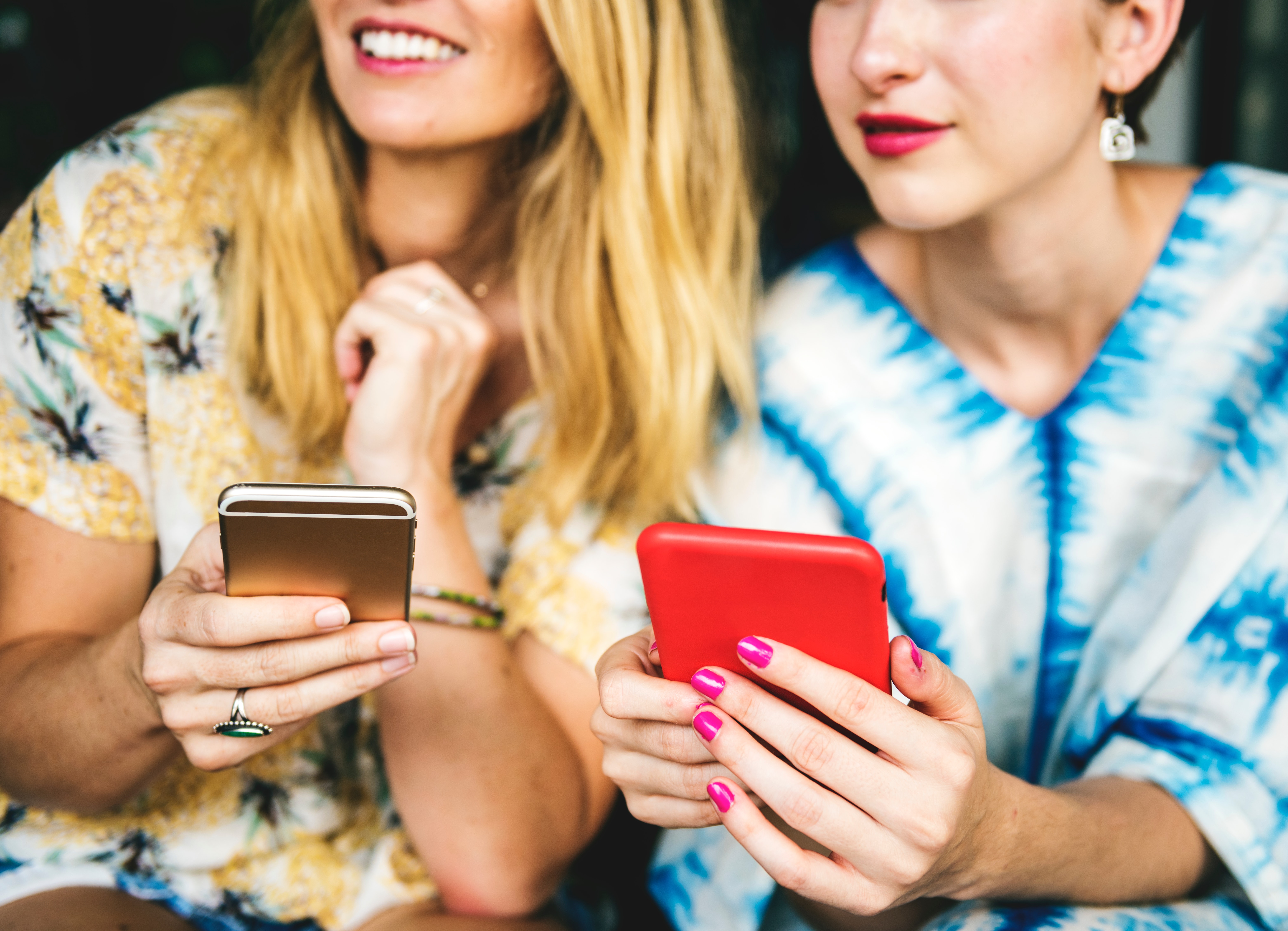 Noies utilitzant smartphone
