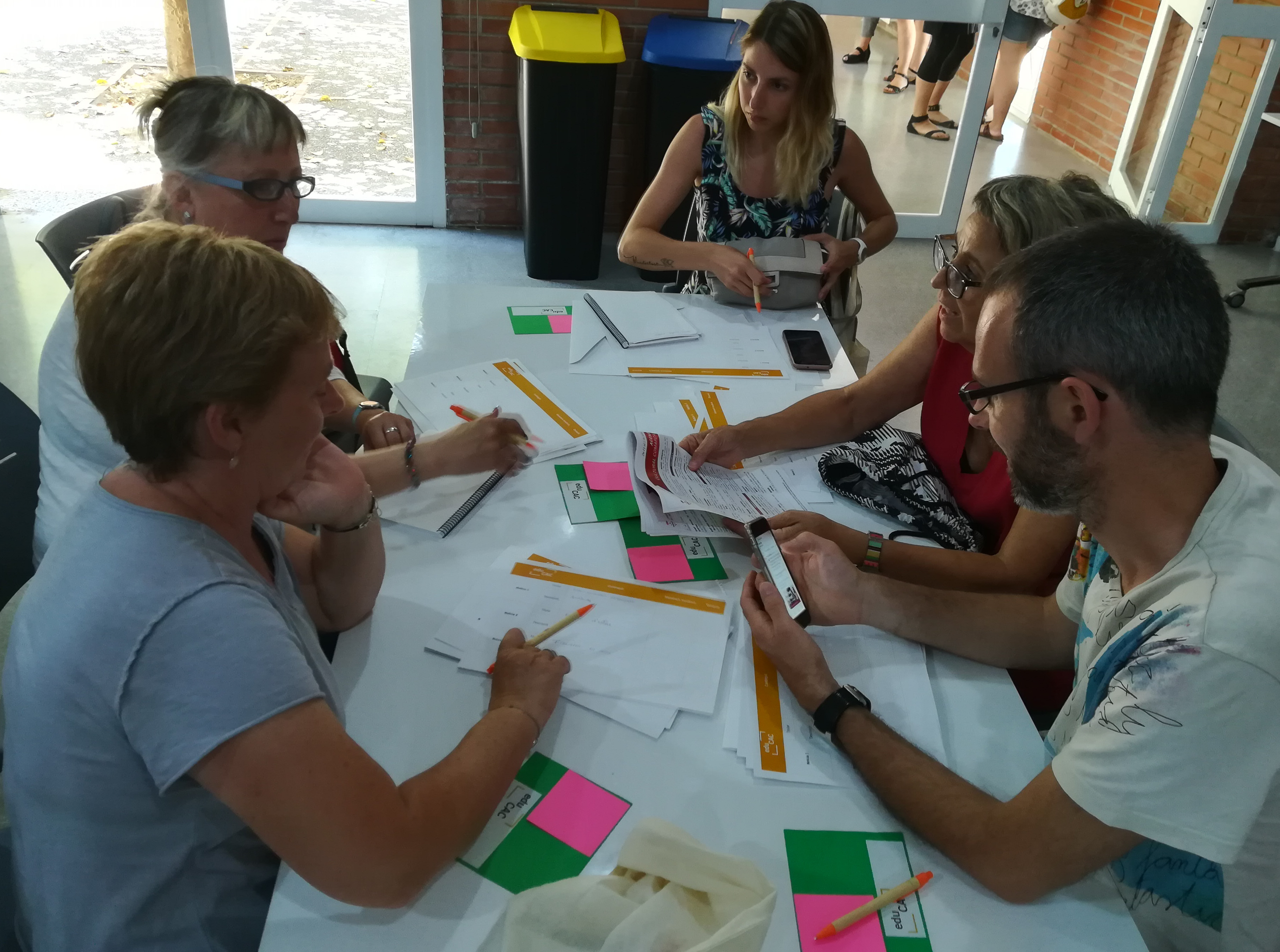 Docents treballant els materials eduCAC (2018)