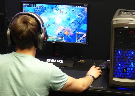 noi jugant amb un videojoc