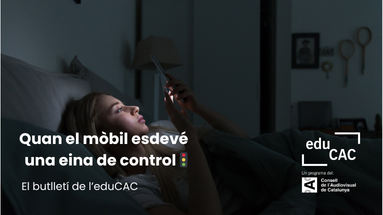 noia mirant el mòbil amb cara de preocupació 
