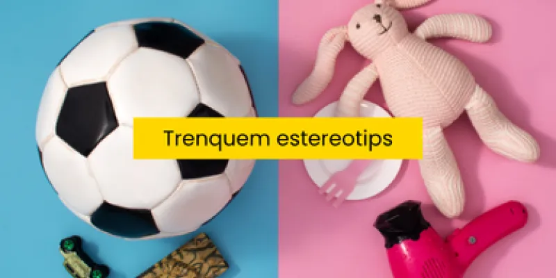 pilota sobre fons blau i peluix sobre fons rosa
