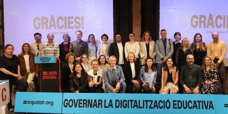 foto familia governar la digitalització educativa