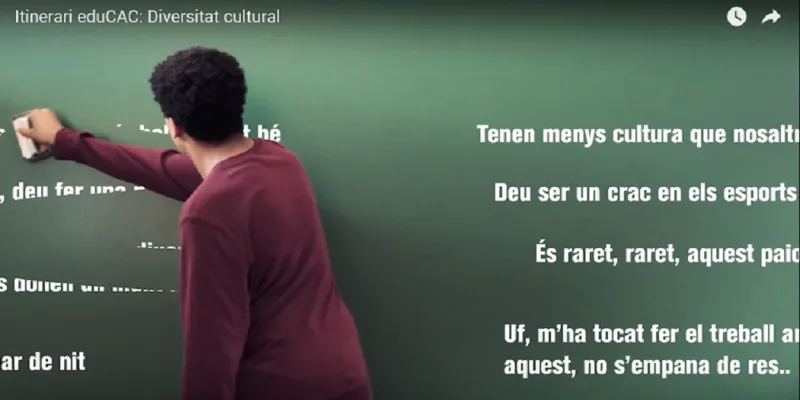 Noi davant pissarra