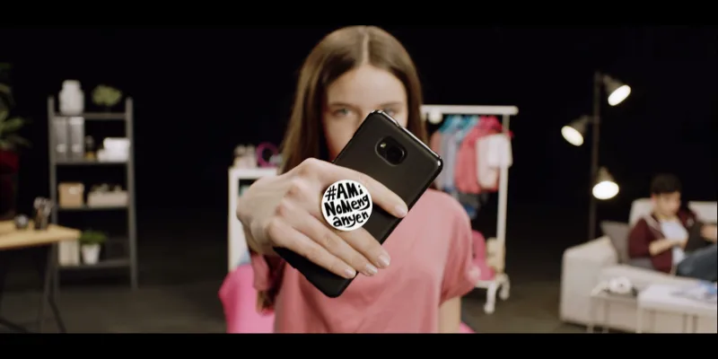 nena amb pop socket 