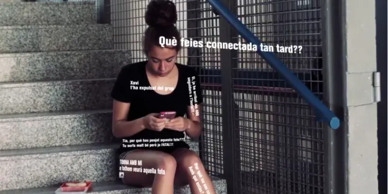 Noia etiquetada