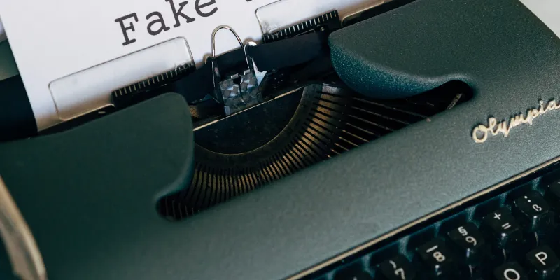 fake news en màquina d'escriure